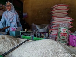 Harga Melonjak, Warga Ciamis Beli Beras Secara Ngecer