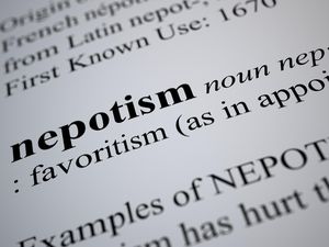 Nepotisme Adalah: Pengertian, Contoh, Jenis, dan Sanksinya Nepotisme Adalah: Pengertian, Contoh, Jenis, dan Sanksinya
