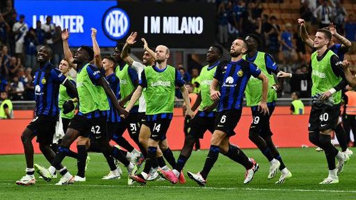 Inter Milans players celebrate winning 4-0 after the Italian Serie A football match between Inter Milan and Fiorentina at San Siro stadium in Milan on September 3, 2023. (Photo by Isabella BONOTTO / AFP)