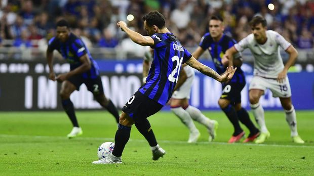 Soccer Football - Serie A - Inter Milan v Fiorentina - San Siro, Milan, Italy - September 3, 2023 Inter Milan's Hakan Calhanoglu scores their third goal from the penalty spot REUTERS/Massimo Pinca