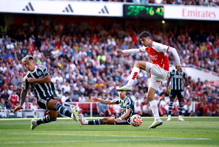 Soccer Football - Premier League - Arsenal v Manchester United - Emirates Stadium, London, Britain - September 3, 2023    Manchester Uniteds Lisandro Martinez in action with Arsenals Kai Havertz     Action Images via Reuters/John Sibley    EDITORIAL USE ONLY. No use with unauthorized audio, video, data, fixture lists, club/league logos or 