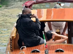 Gegara Pamer Bokong, Kanye West Dilarang Naik Kapal Venesia Selamanya! Gegara Pamer Bokong, Kanye West Dilarang Naik Kapal Venesia Selamanya!