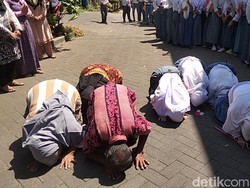 Tangis Haru dan Sujud Syukur Warnai Dibukanya SMK Prapanca 2 Surabaya