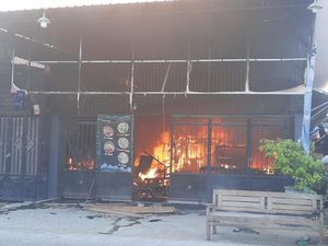 Kafe di Bojonegoro Terbakar, Perabotan-Barang Dagangan Ludes