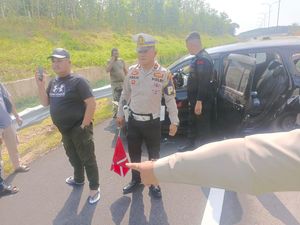 Hilux Tabrak Sigra di Tol Indralaya-Prabumulih, Pengemudi Terkapar