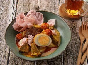 Lamak Bana! 20 Ketupat Sayur Padang Berlauk Komplet