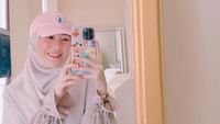 8 Gaya Hijab Serba Pink Larissa Chou yang Baru Lepas Status Single Mom