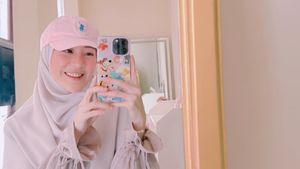 8 Gaya Hijab Serba Pink Larissa Chou yang Baru Lepas Status Single Mom