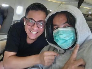 Penampakan Limbad di Pesawat Diduga Pulang dari RS Usai Jenggotnya Terbakar Penampakan Limbad di Pesawat Diduga Pulang dari RS Usai Jenggotnya Terbakar