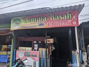 Riri Raup Cuan Jutaan Rupiah dari Jualan Lumpia Basah di Bandung