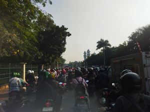 Macet di Jalan Raya Bogor Sudah Jadi Hal Biasa untuk Pengendara Macet di Jalan Raya Bogor Sudah Jadi Hal Biasa untuk Pengendara