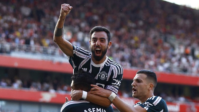Soccer Football - Premier League - Arsenal v Manchester United - Emirates Stadium, London, Britain - September 3, 2023 Manchester Uniteds Alejandro Garnacho celebrates scoring their second goal with Bruno Fernandes and Diogo Dalot before it is disallowed after a VAR review Action Images via Reuters/John Sibley EDITORIAL USE ONLY. No use with unauthorized audio, video, data, fixture lists, club/league logos or live services. Online in-match use limited to 75 images, no video emulation. No use in betting, games or single club /league/player publications. Please contact your account representative for further details.
