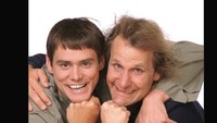 Kalau kata meme ini, duet Maguire dan Evans mirip dengan film Dumb and Dumber (Si Bodoh dan Si Dungu). (Foto: Twitter)