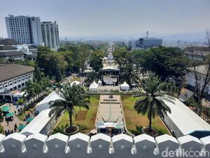 Menikmati Sisi Lain Bandung dari Puncak Gedung Sate
