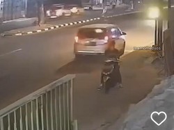 Mobil Lawan Arah Tabrak Motor di Jl Transyogi Bogor, 3 Orang Terluka