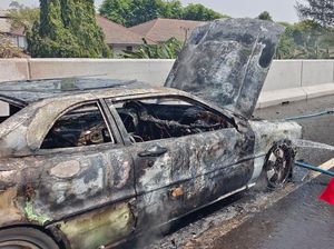 Sedan Terbakar di Jalan Tol Gempol-Pasuruan Sedan Terbakar di Jalan Tol Gempol-Pasuruan