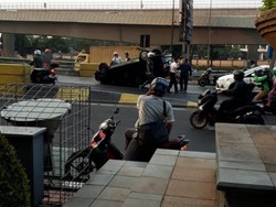 Mobil Terbalik Usai Tabrak Pembatas Jalan di Flyover Pancoran Jaksel