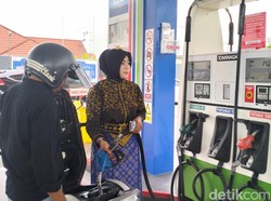Peringati Hari Pelanggan, Operator SPBU di Aceh Layani Warga Pakai Baju Adat