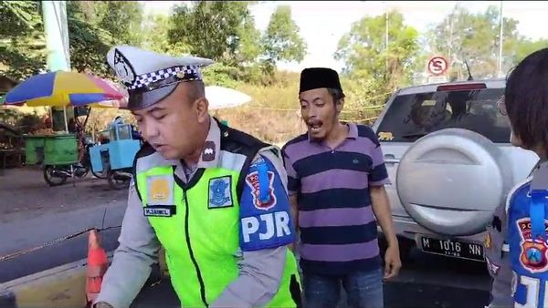 Kelakuan Pengendara Umpat-Cakar Polisi gegara Tak Terima Ditilang