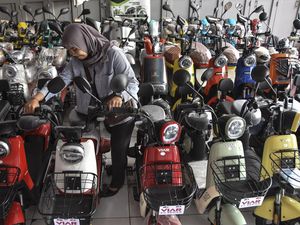 Pajak Motor Bensin Naik Bisa Bikin Motor Listrik Subsidi Laris Manis? Pajak Motor Bensin Naik Bisa Bikin Motor Listrik Subsidi Laris Manis?