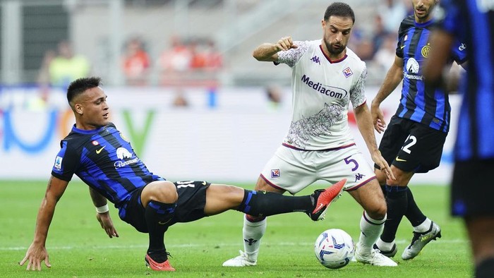 Inter's Lautaro Martinez, left, and Fiorentina's Giacomo Bonaventura battle for the ball during the Serie A soccer match between FC Inter and ACF Fiorentina, at the San Siro stadium in Milan, Italy, Sunday Sept. 3, 2023. (Spada/LaPresse via AP)