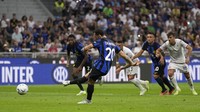 Tiga poin ini membuat Inter kukuh di puncak klasemen Serie A dengan sembilan poin dari tiga laga, bikin delapan gol, dan belum kebobolan. AP/Antonio Calanni 