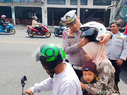 Kagetnya Sriyani Disetop Polisi, Tahunya Dikasih Helm Gratis