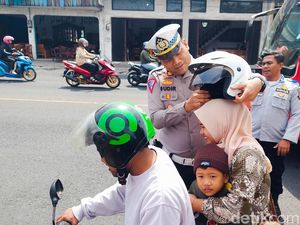 Kagetnya Sriyani Disetop Polisi, Tahunya Dikasih Helm Gratis Kagetnya Sriyani Disetop Polisi, Tahunya Dikasih Helm Gratis