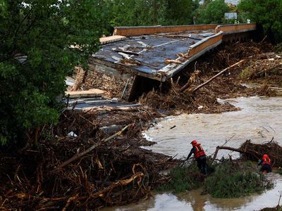 Potret Jembatan Rusak Diterjang Banjir di Spanyol