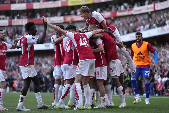 Arsenal meraih kemenangan secara dramatis atas Manchester United dalam lanjutan Premier League. Meriam London menang 3-1 berkat dua gol di masa injury time. Duel Arsenal vs MU digelar di Emirates Stadium, Minggu (3/9) malam WIB.