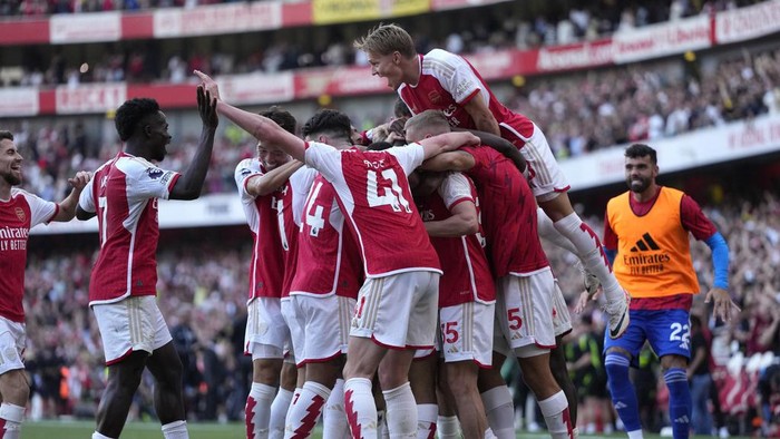 Arsenal meraih kemenangan secara dramatis atas Manchester United dalam lanjutan Premier League. Meriam London menang 3-1 berkat dua gol di masa injury time. Duel Arsenal vs MU digelar di Emirates Stadium, Minggu (3/9) malam WIB.