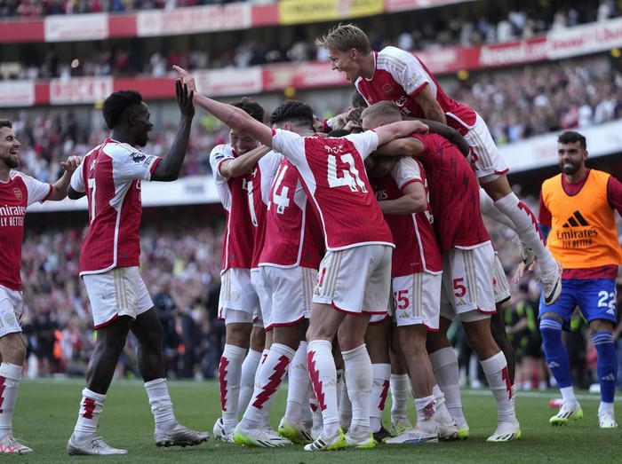 Arsenal meraih kemenangan secara dramatis atas Manchester United dalam lanjutan Premier League. Meriam London menang 3-1 berkat dua gol di masa injury time. Duel Arsenal vs MU digelar di Emirates Stadium, Minggu (3/9) malam WIB.