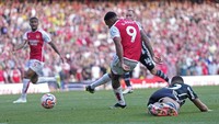 Arsenal kemudian justru mencetak gol di injury time untuk membalikkan keadaan. Gol-gol dari Declan Rice dan Gabriel Jesus menyegel tiga poin untuk tuan rumah. 