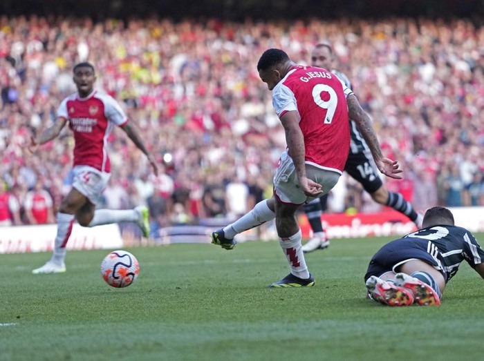 Arsenal meraih kemenangan secara dramatis atas Manchester United dalam lanjutan Premier League. Meriam London menang 3-1 berkat dua gol di masa injury time. Duel Arsenal vs MU digelar di Emirates Stadium, Minggu (3/9) malam WIB.
