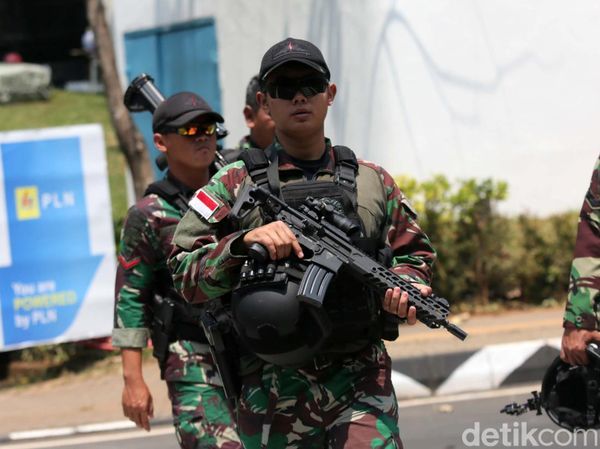 Jelang KTT ASEAN, Prajurit TNI dan Panser Siaga di JCC Senayan