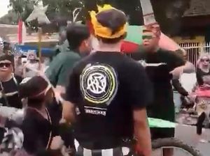 Viral Peserta Pawai Budaya HUT RI di Banyuwangi Pukuli Pemotor Brong