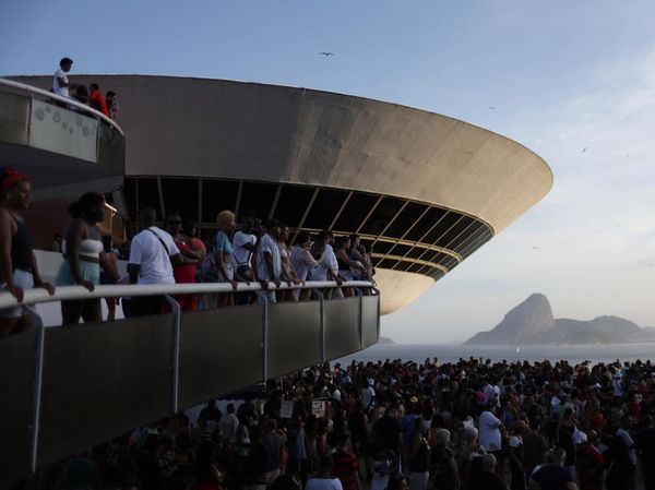 Ribuan Orang Pestapora Rayakan Hari Jadi Museum UFO di Brasil