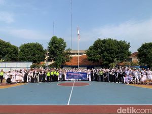 Polres Depok Ajak Siswa Tertib Lalin hingga Imbau Bahaya Tawuran-Narkoba