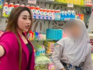 Ulah Seleb TikTok Istri Polisi Ngamuk ke Siswi Magang Bikin Korban Trauma Ulah Seleb TikTok Istri Polisi Ngamuk ke Siswi Magang Bikin Korban Trauma