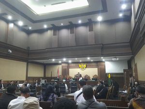 Ngamuk, Lukas Enembe Lempar Mik di Ruang Sidang!