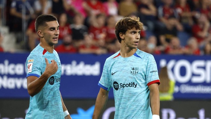 Soccer Football - LaLiga - Osasuna v FC Barcelona - El Sadar Stadium, Pamplona, Spain  - September 3, 2023 FC Barcelona's Ferran Torres and Joao Felix REUTERS/Vincent West