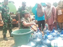 TNI AD Beri 75 Ribu Liter Air Bersih ke 3 Kecamatan Kekeringan di Lebak