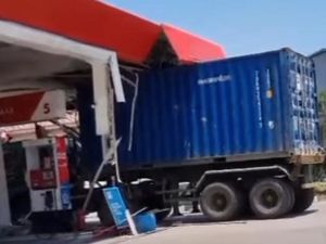 Truk Kontainer di Gowa Seruduk Atap SPBU Saat Hendak Isi BBM