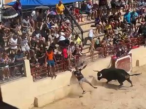 Turis Prancis Jadi Tontonan Sadis di Spanyol Turis Prancis Jadi Tontonan Sadis di Spanyol