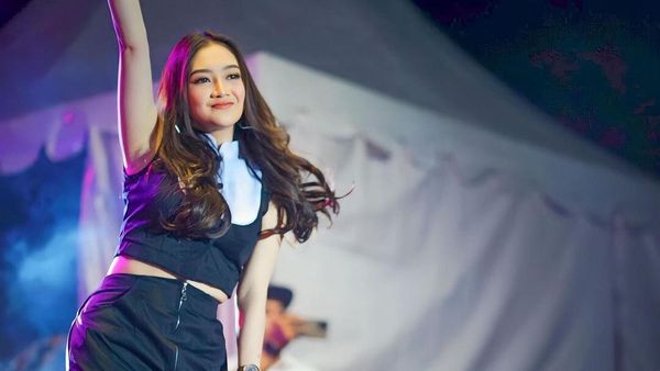 6 Pesona Veni Nur, Pedangdut Kesayangan Netizen yang Ingin Kaya