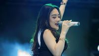 8 Gaya Pedangdut Veni Nur yang Total di Panggung hingga Disayang Netizen