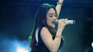 8 Gaya Pedangdut Veni Nur yang Total di Panggung hingga Disayang Netizen