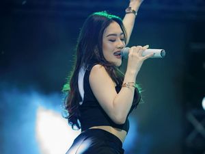 8 Gaya Pedangdut Veni Nur yang Total di Panggung hingga Disayang Netizen 8 Gaya Pedangdut Veni Nur yang Total di Panggung hingga Disayang Netizen
