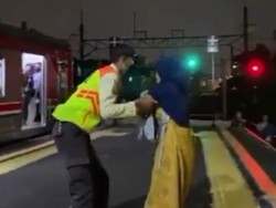 Viral Video Ibu Hendak Buang Bayinya Dihalangi Petugas KRL, Ini Faktanya