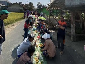 Bentuk Syukur Warga di Sukabumi Kala Jalan Rusak Diperbaiki